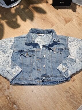 Womens cropped denim jacket quilted Print sleeves Size Medium Blu Edit